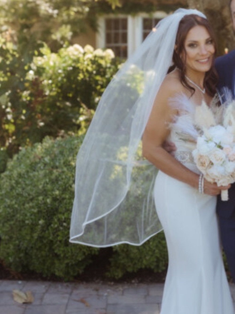 Stunning Simple Veil wedding stunning silk lined sheer thigh length pierlot brid